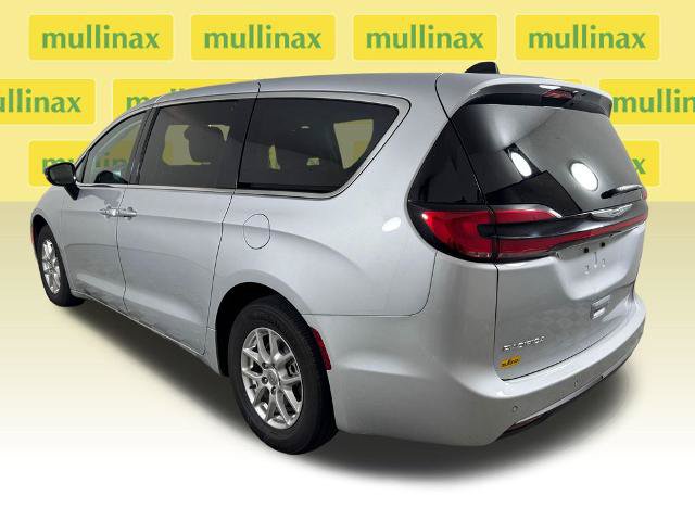 Used 2024 Chrysler Pacifica Touring-L FWD image 11