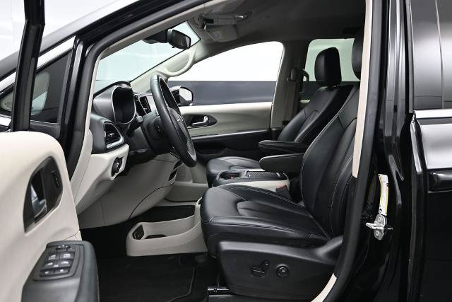 Used 2024 Chrysler Pacifica Touring-L FWD image 18
