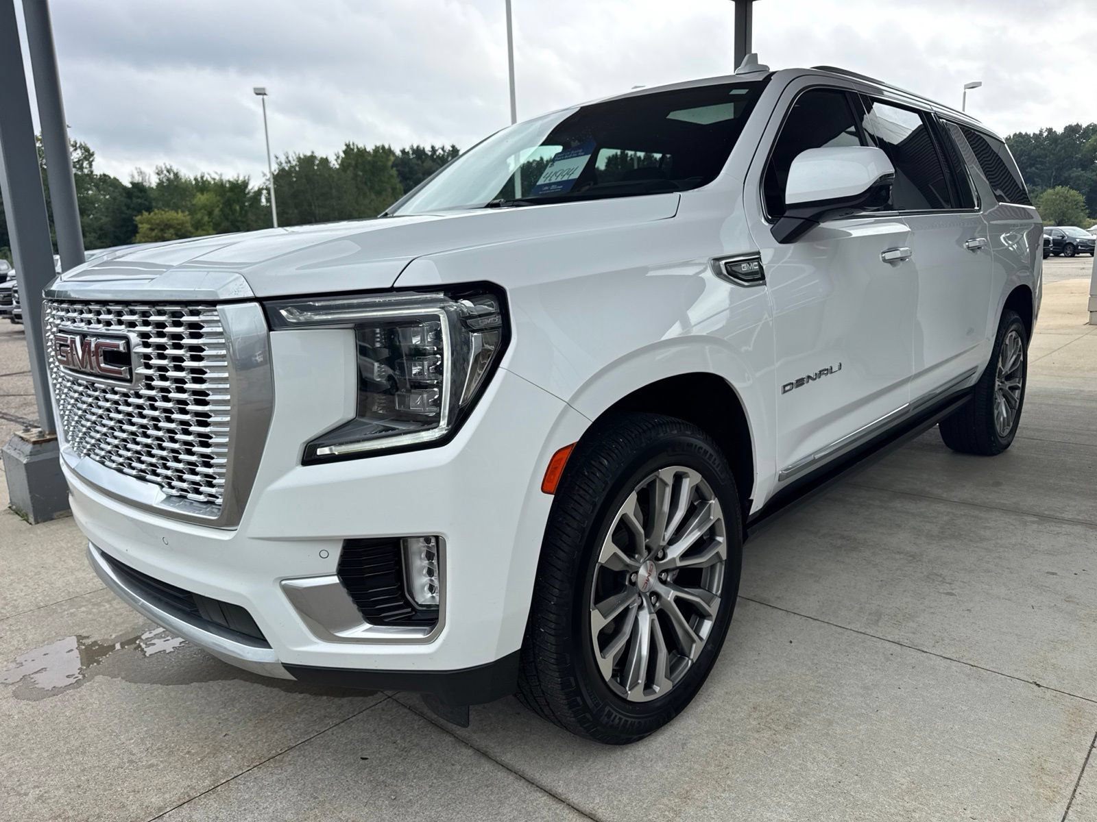 Used 2021 GMC Yukon XL Denali w/ Denali Premium Package AWD/4WD image 3