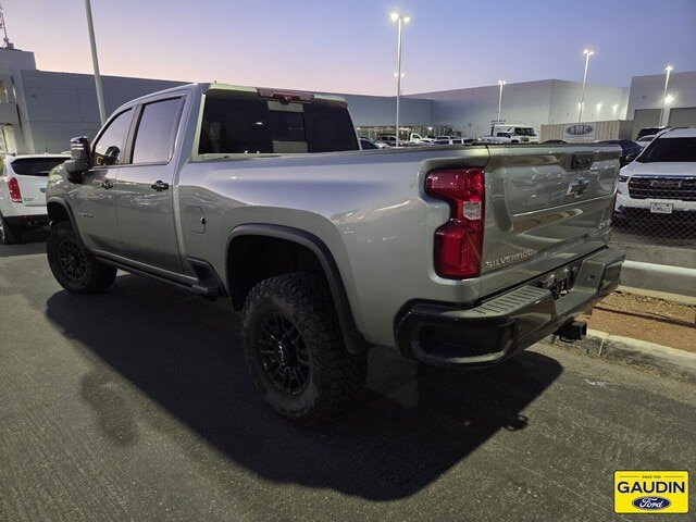 Used 2024 Chevrolet Silverado 2500 ZR2 w/ Technology Package AWD/4WD image 3