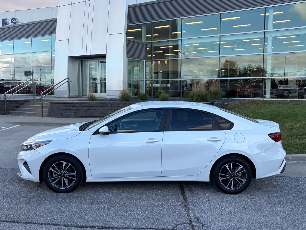 Used 2024 Kia Forte LXS w/ LXS Technology Package FWD image 3