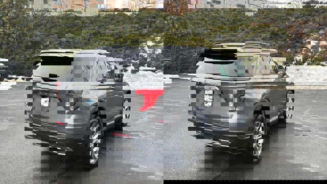 Certified 2022 Ford Explorer XLT w/ Equipment Group 202A image 5