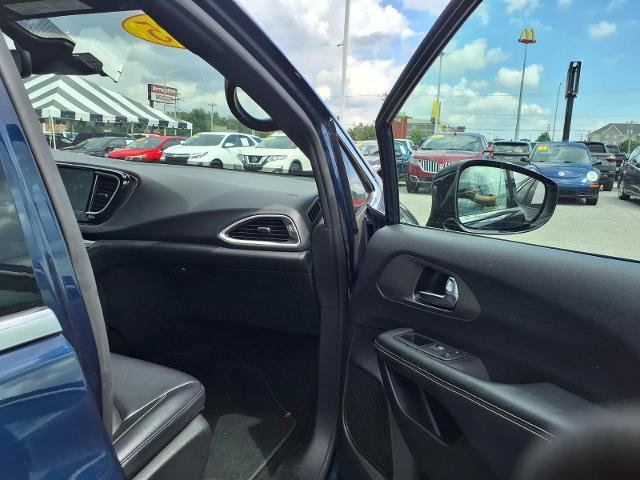 Used 2025 Chrysler Pacifica Select FWD image 26