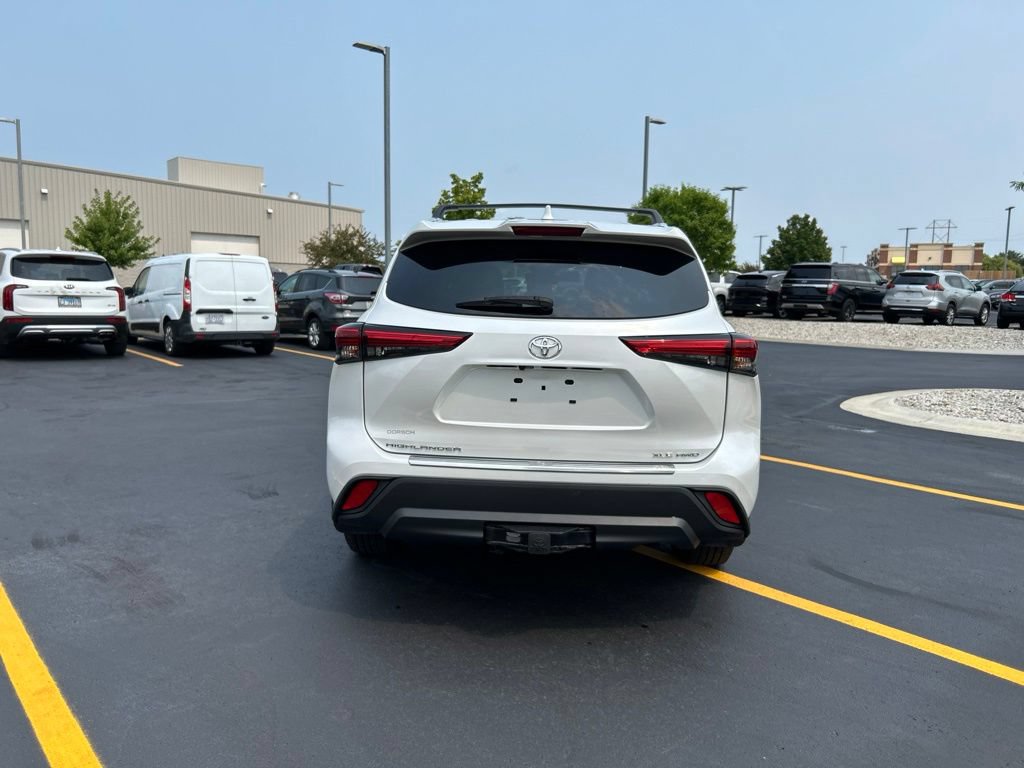 Used 2022 Toyota Highlander XLE AWD/4WD image 8