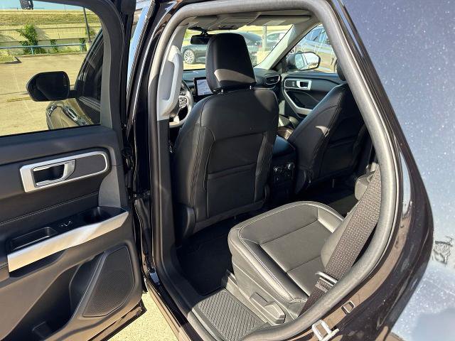 Certified 2022 Ford Explorer XLT w/ Equipment Group 202A RWD image 6