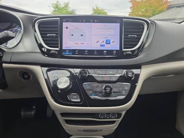 Used 2024 Chrysler Pacifica Touring-L FWD image 27