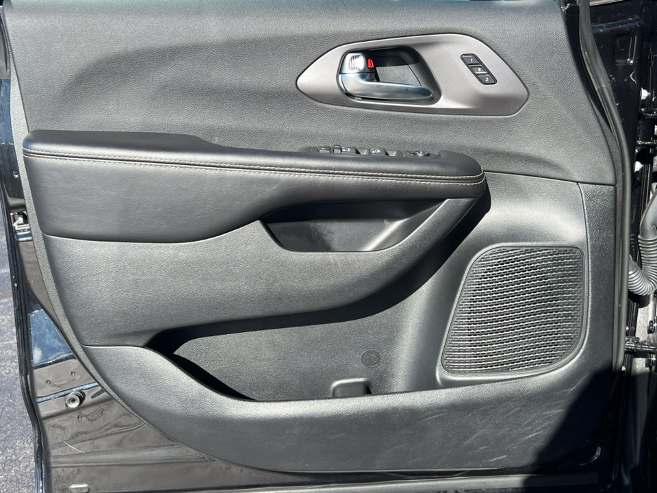 Used 2026 Chrysler Pacifica Select FWD image 15