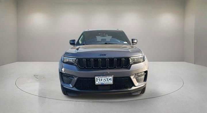 Used 2023 Jeep Grand Cherokee Altitude AWD/4WD image 2