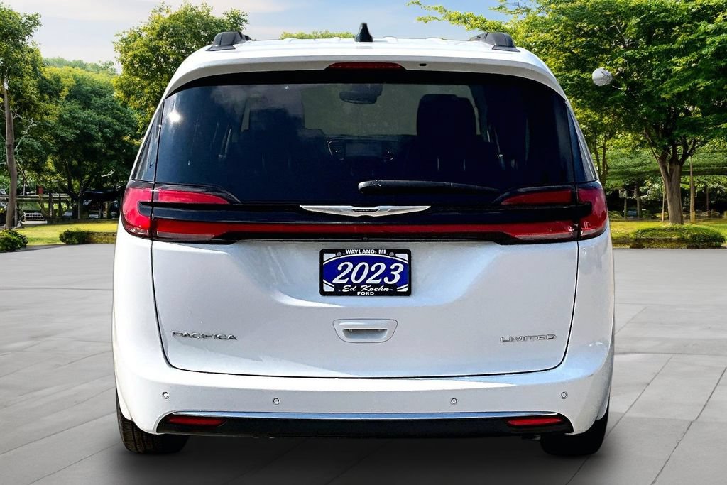 Used 2023 Chrysler Pacifica Limited FWD image 4