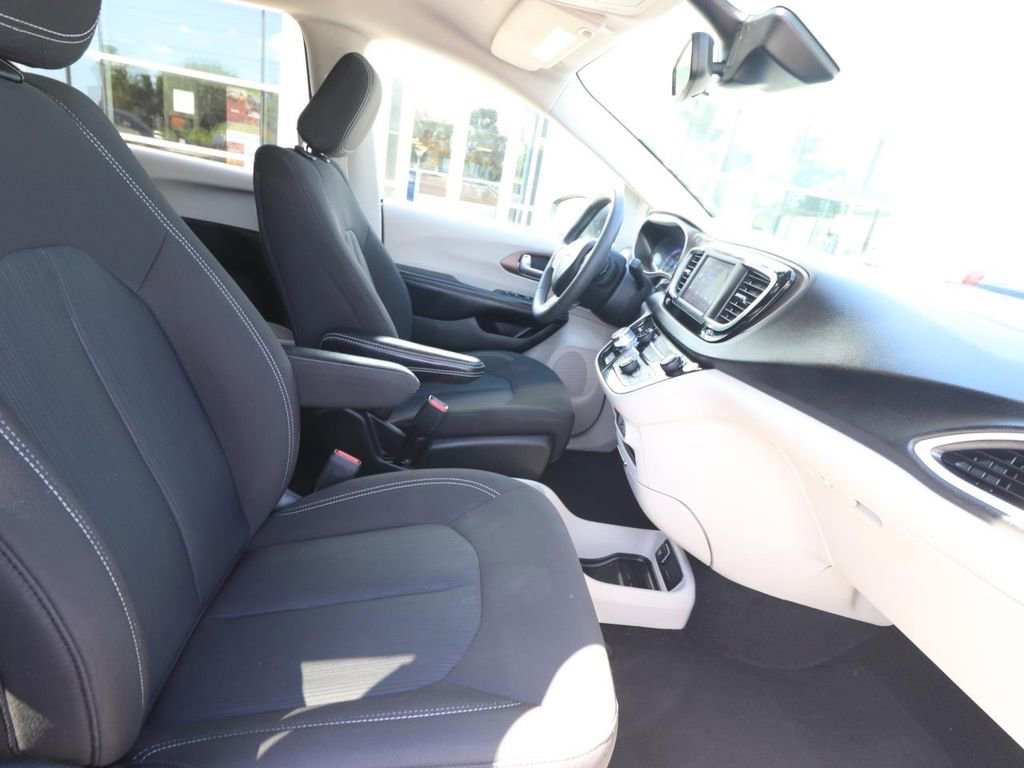 Used 2023 Chrysler Voyager LX FWD image 23