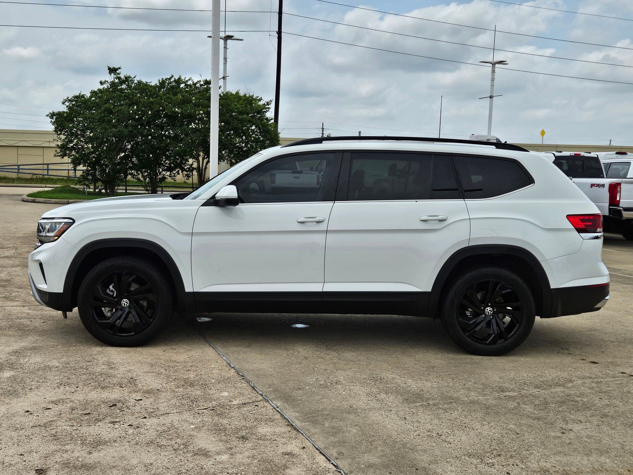 Used 2023 Volkswagen Atlas SE w/ Panoramic Sunroof Package FWD image 9