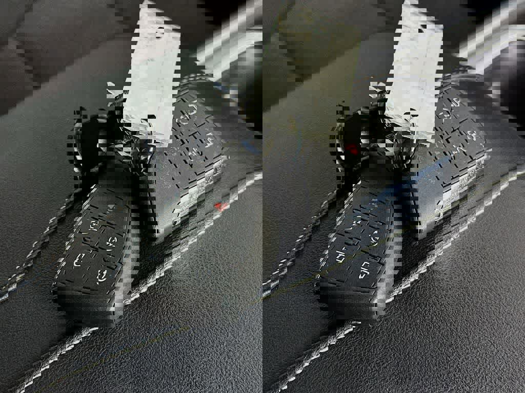 Used 2025 GMC Acadia Elevation image 25