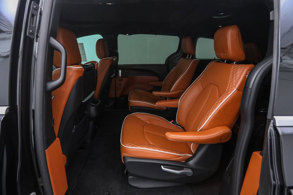 Used 2024 Chrysler Pacifica Pinnacle w/ Trailer Tow Group image 23