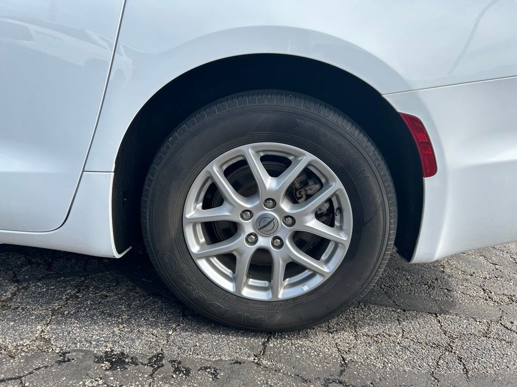Used 2023 Chrysler Pacifica Touring-L FWD image 13