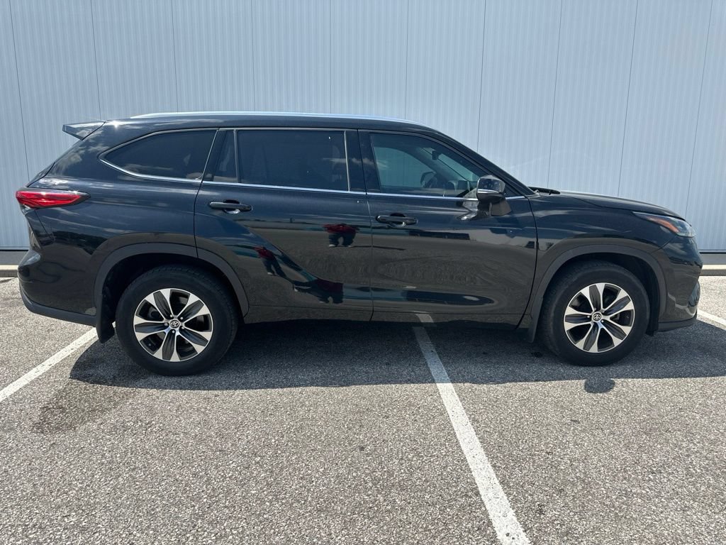 Used 2021 Toyota Highlander XLE AWD/4WD image 9