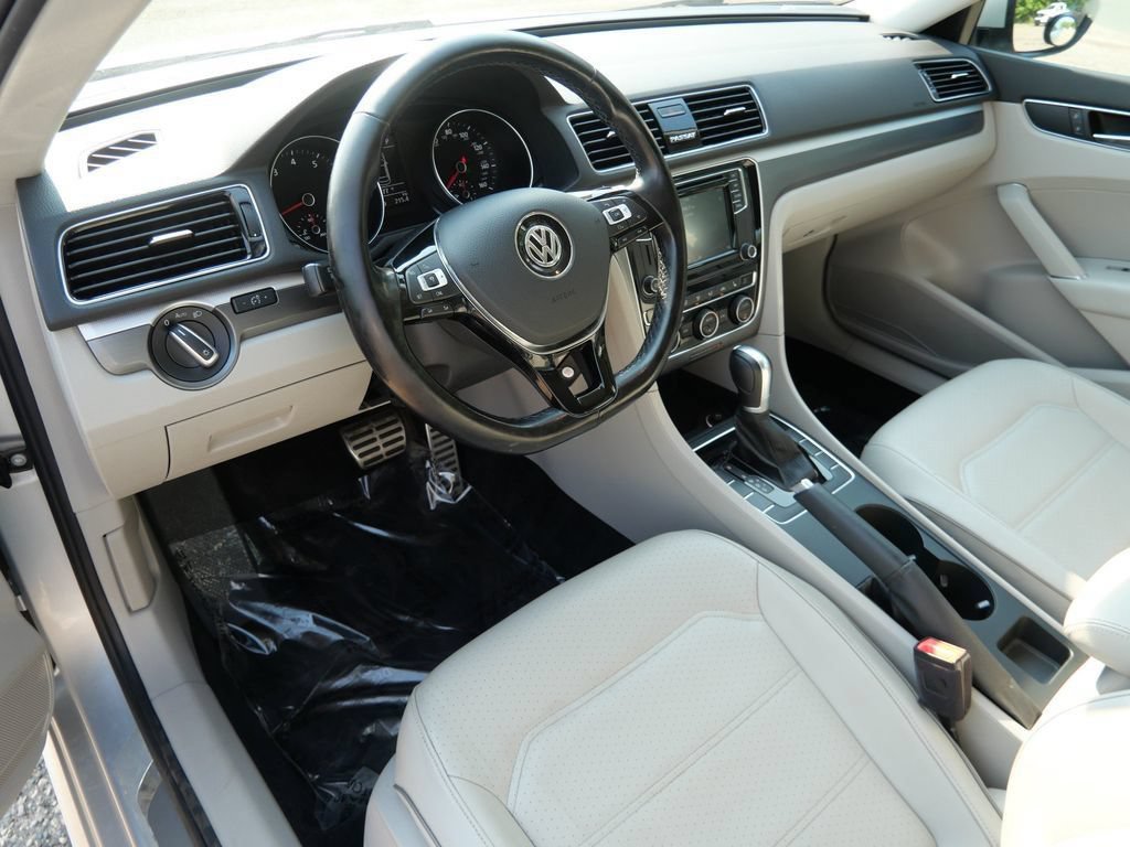 Used 2018 Volkswagen Passat 2.0T R-Line FWD image 3