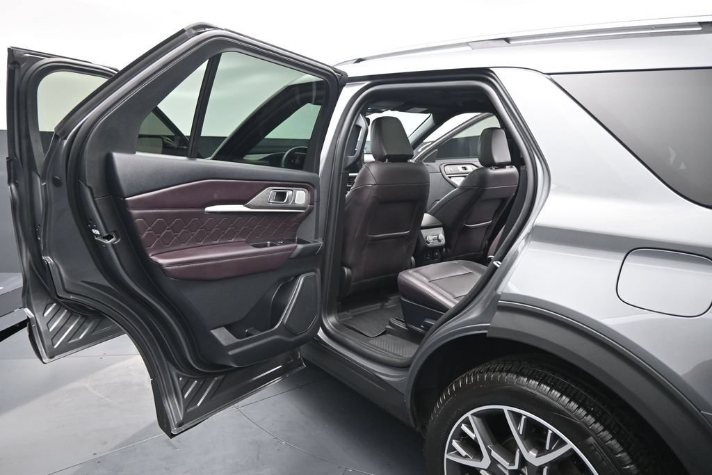 Certified 2025 Ford Explorer Platinum w/ Ultimate Package AWD/4WD image 18