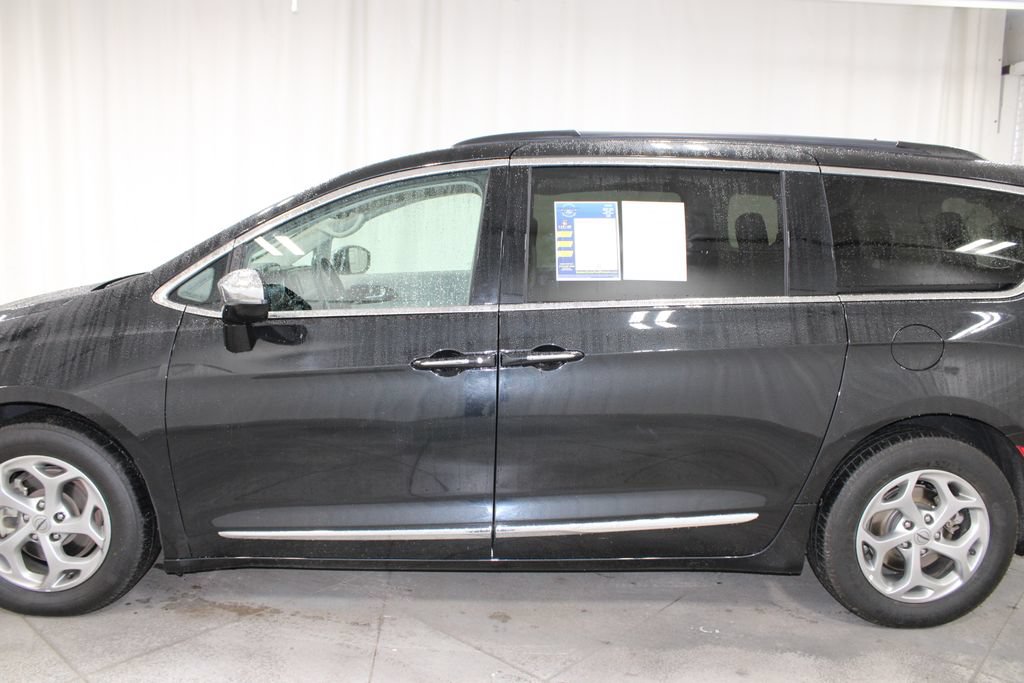 Used 2023 Chrysler Pacifica Limited FWD image 6