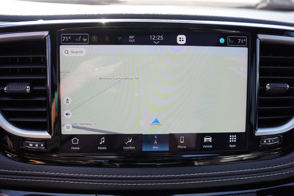 Used 2025 Chrysler Pacifica Limited FWD image 24