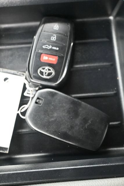 Used 2025 Toyota Tundra Limited AWD/4WD image 16