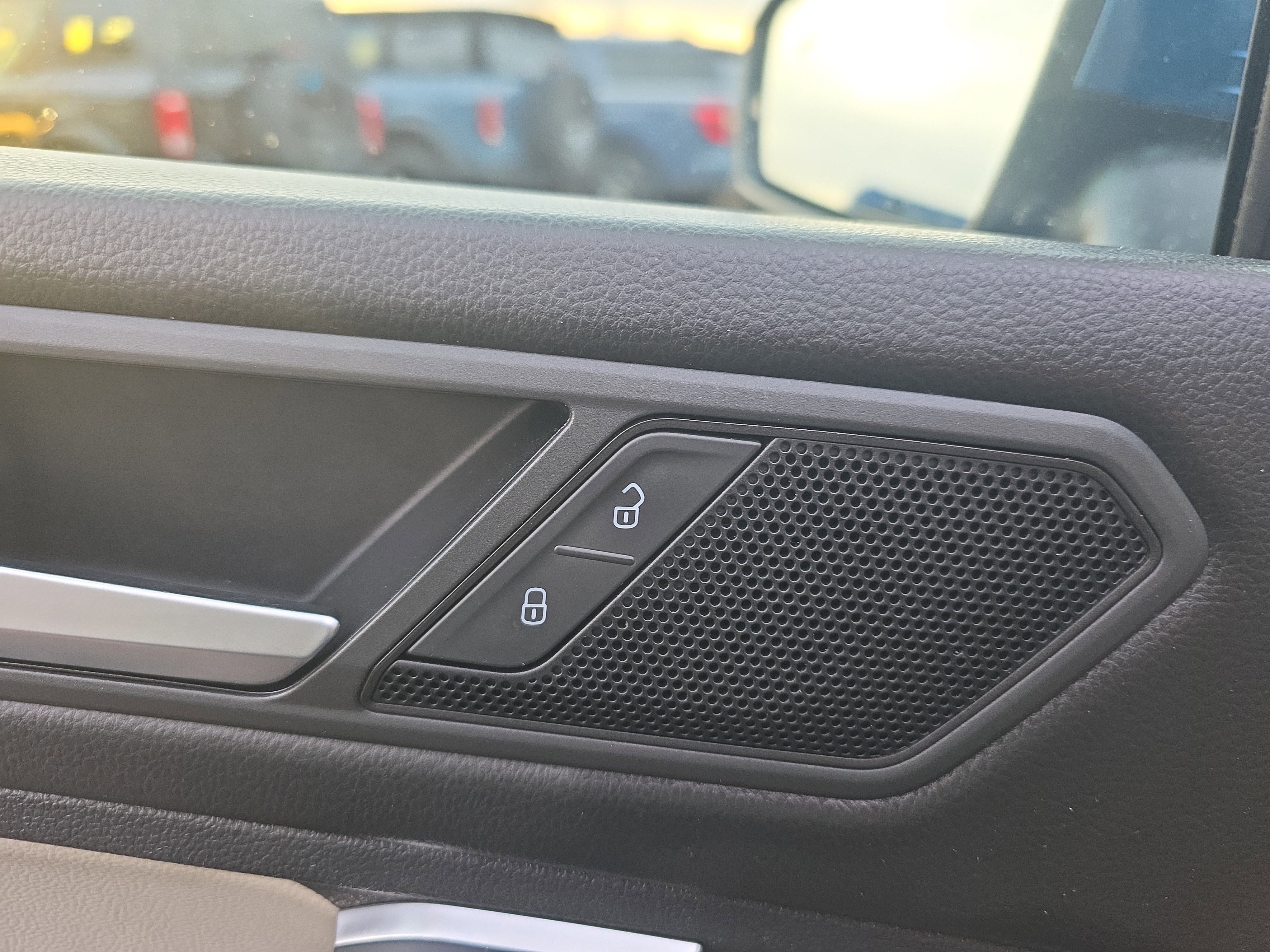 Used 2019 Volkswagen Tiguan SEL w/ 3rd Row Seat Package image 28