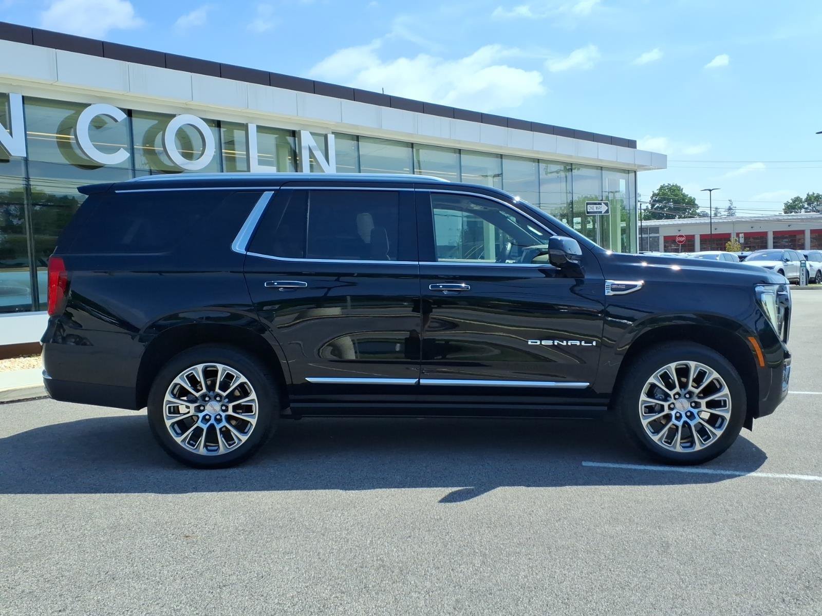 Used 2025 GMC Yukon Denali w/ Denali Reserve Package AWD/4WD image 2