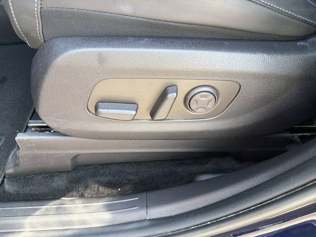 Used 2025 Kia Carnival FWD image 20