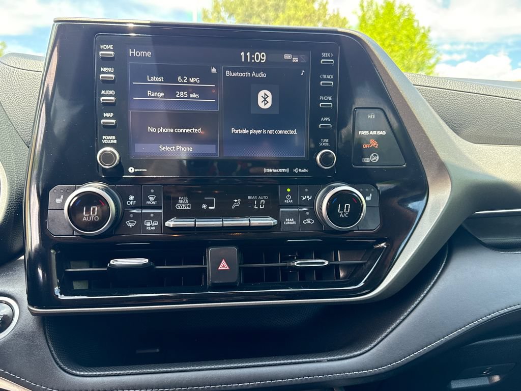 Used 2021 Toyota Highlander XLE AWD/4WD image 17