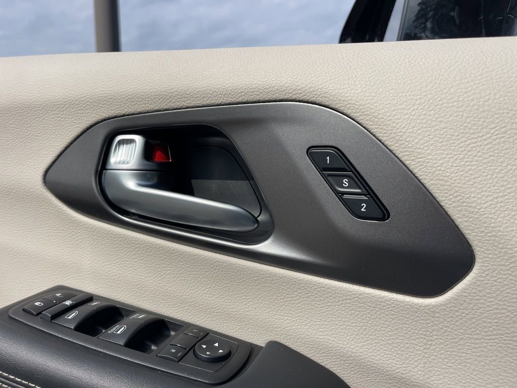 Used 2024 Chrysler Pacifica Select image 18