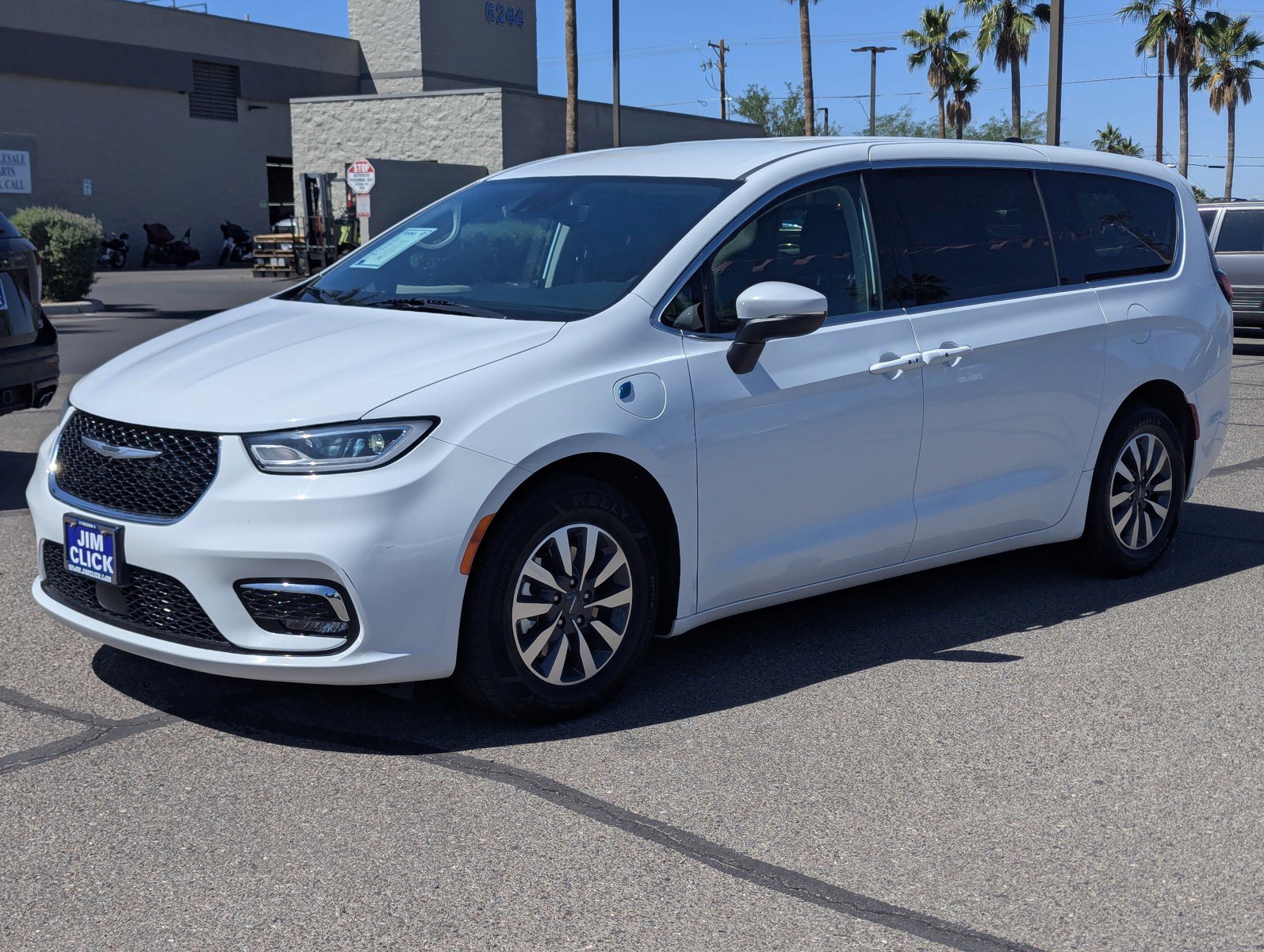 Used 2023 Chrysler Pacifica Touring-L FWD image 5