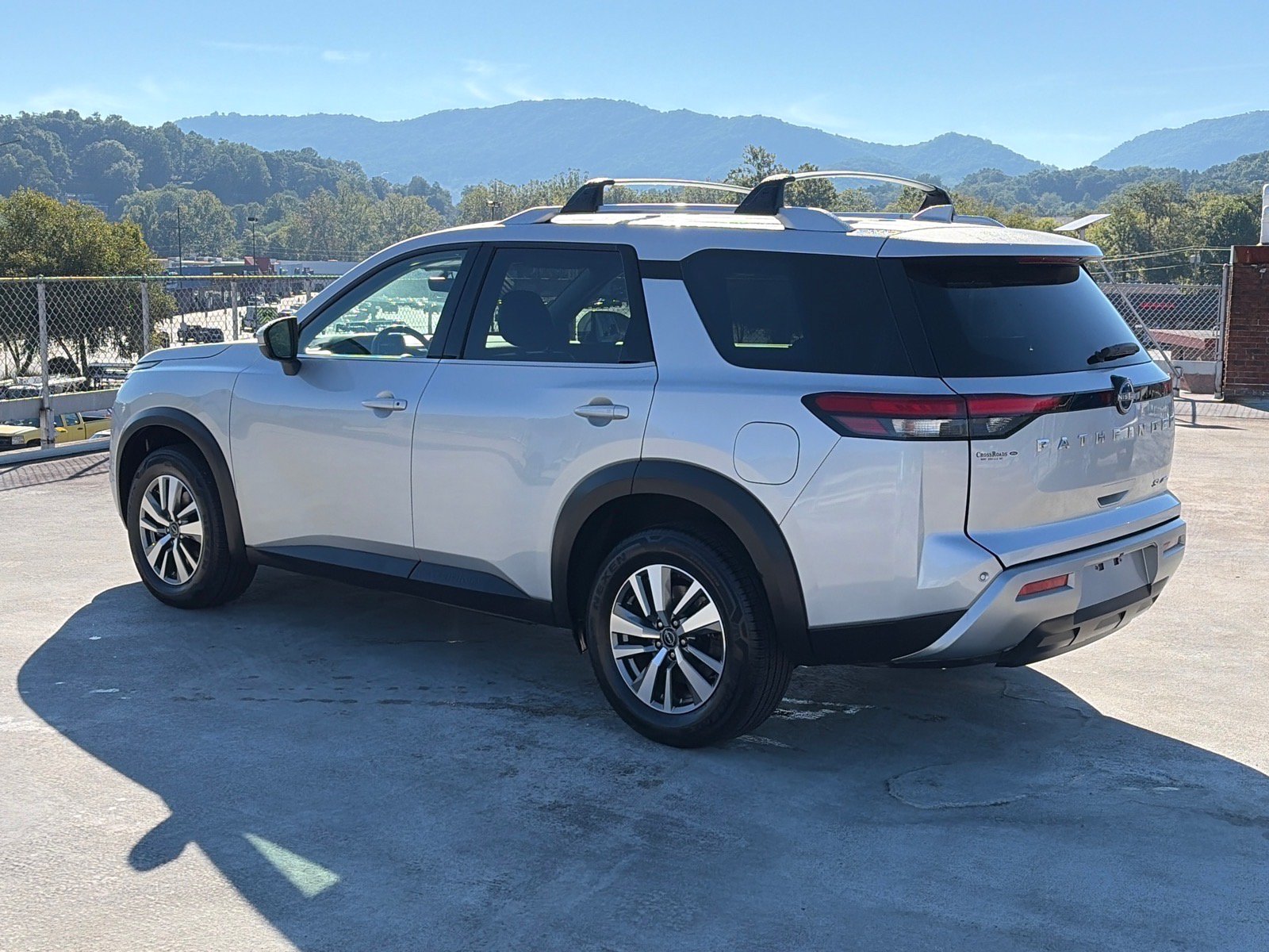 Used 2023 Nissan Pathfinder SL AWD/4WD image 4