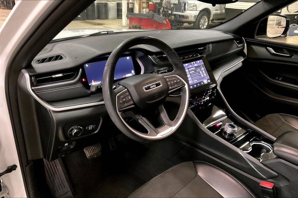 Used 2023 Jeep Grand Cherokee Altitude image 13