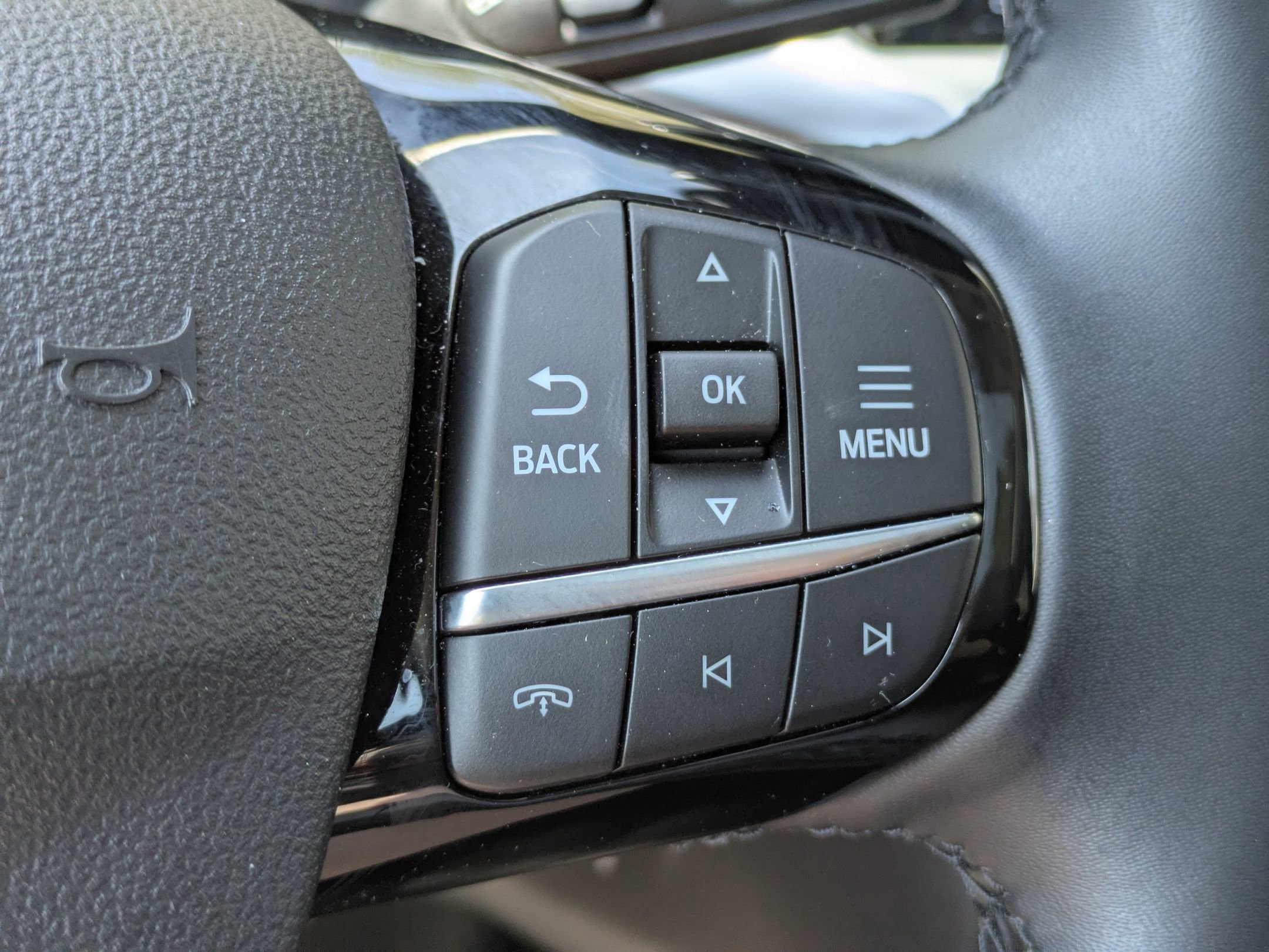 Certified 2025 Ford Escape SE w/ PHEV Premium Package image 18