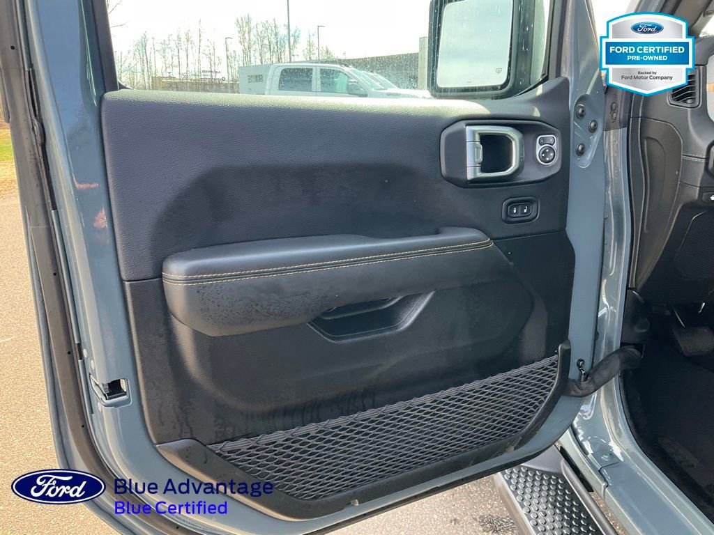 Used 2025 Jeep Wrangler Unlimited Sahara AWD/4WD image 16