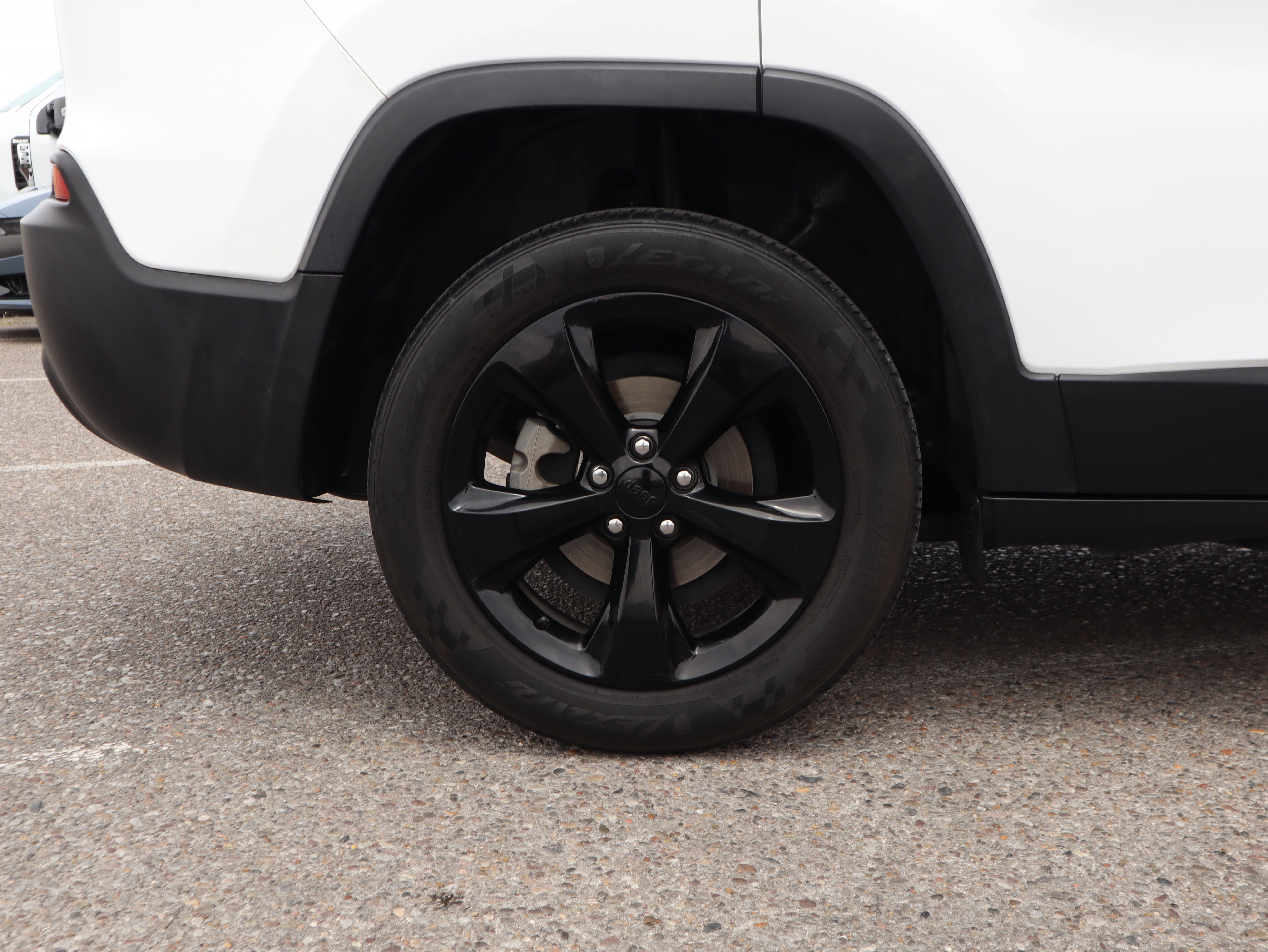 Used 2019 Jeep Cherokee Latitude Plus FWD image 12
