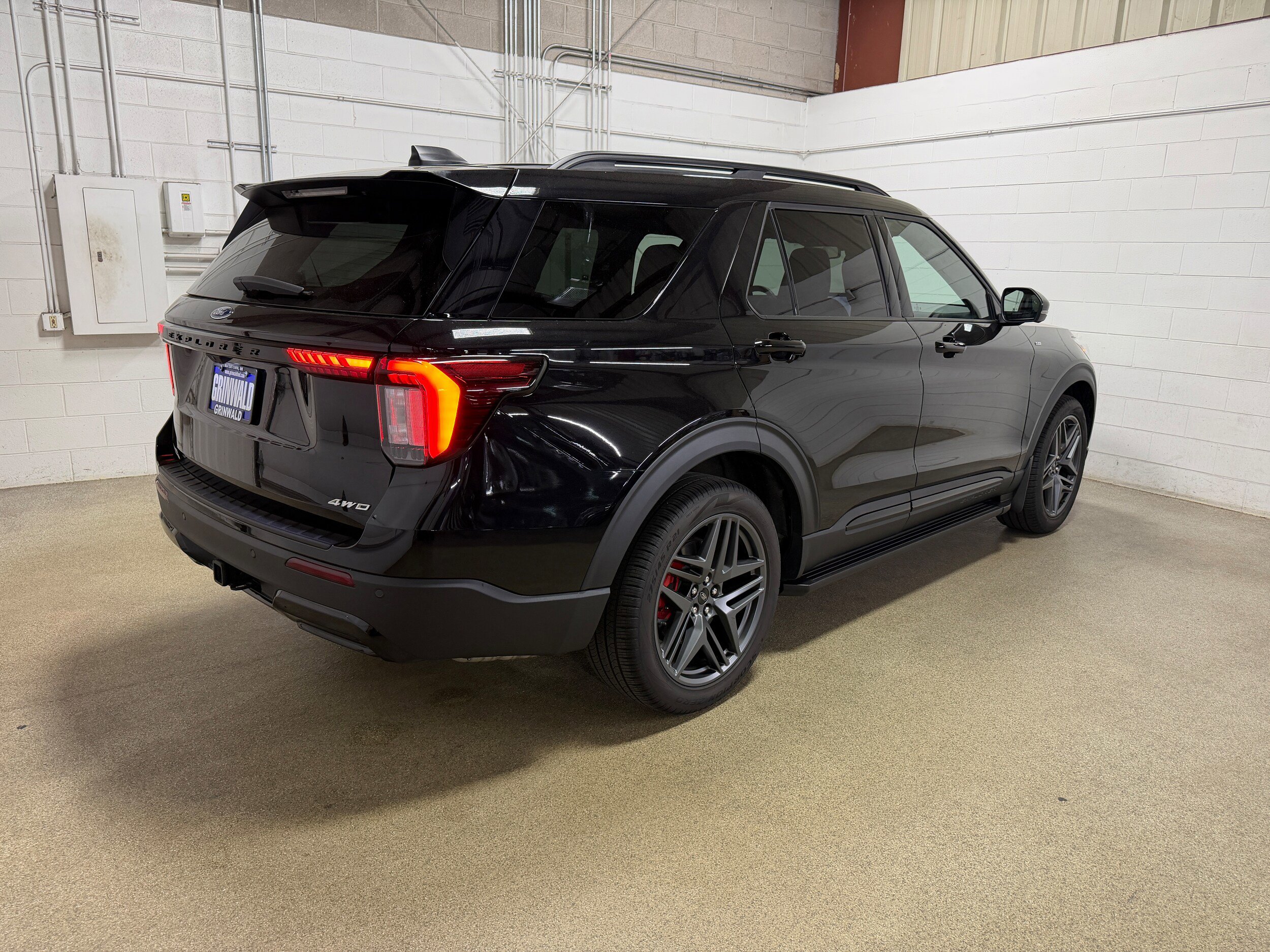 Certified 2025 Ford Explorer ST-Line w/ Premium Package AWD/4WD image 8