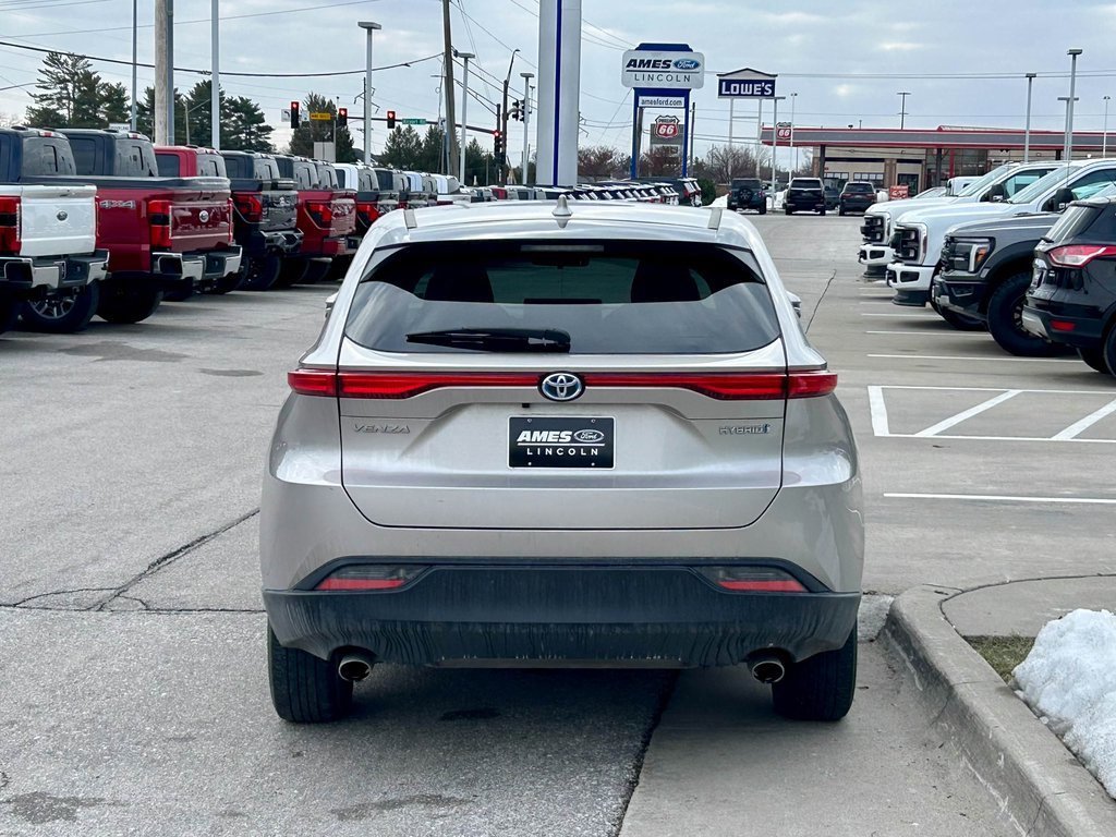 Used 2021 Toyota Venza LE image 2