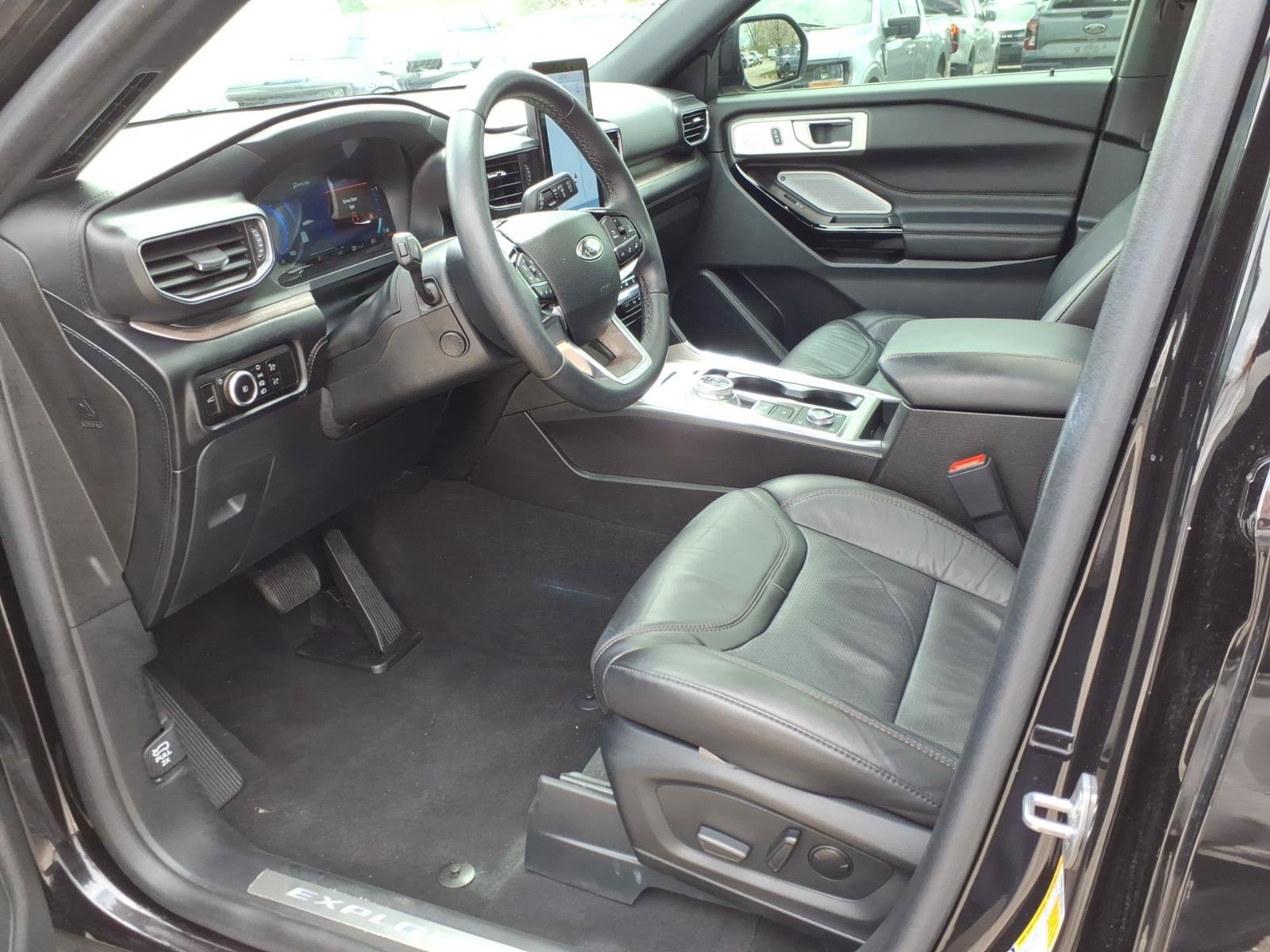 Certified 2023 Ford Explorer Platinum w/ Technology Package AWD/4WD image 11