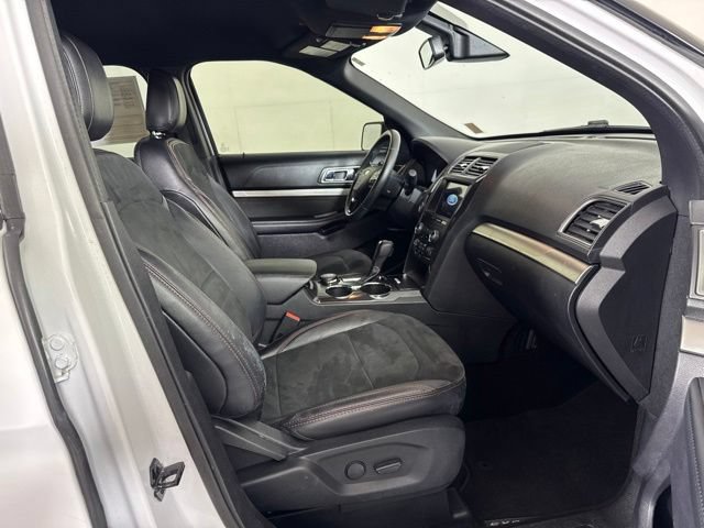 Certified 2019 Ford Explorer XLT w/ Equipment Group 202A AWD/4WD image 3