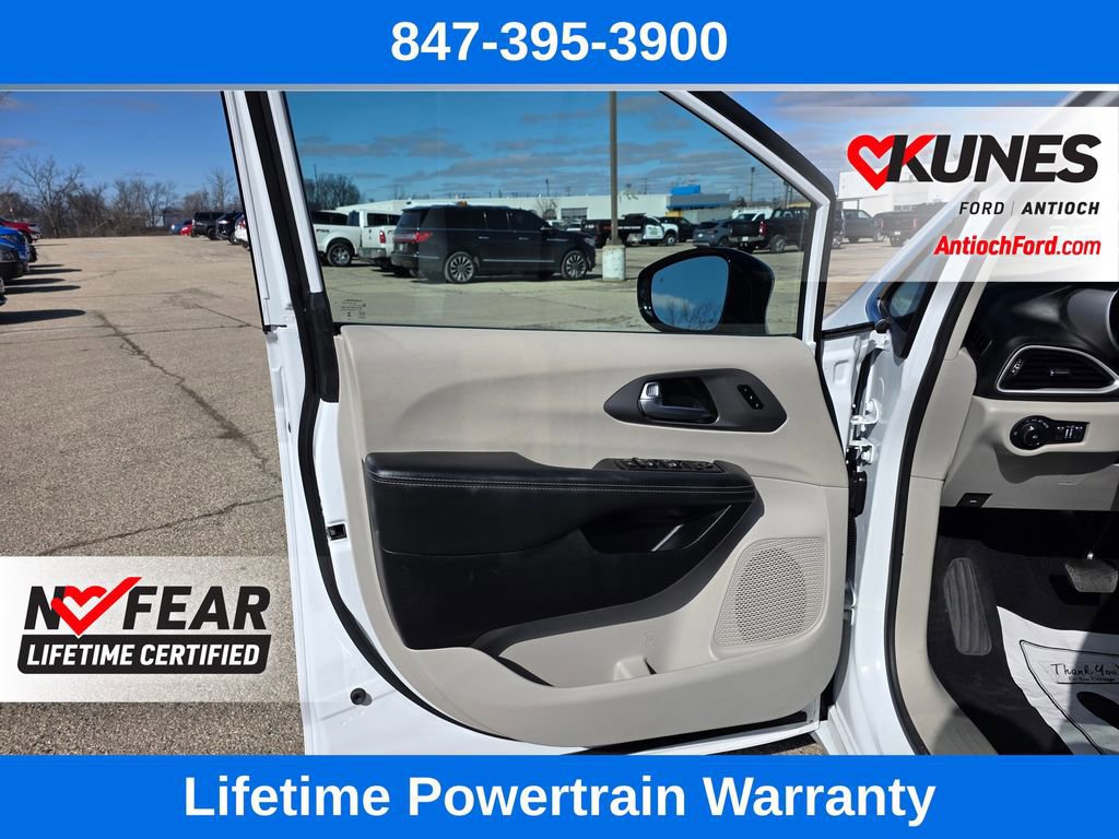 Used 2024 Chrysler Pacifica Touring-L image 13