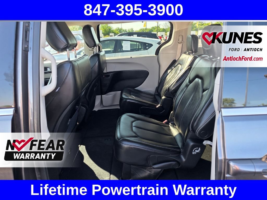 Used 2023 Chrysler Pacifica Touring-L FWD image 19