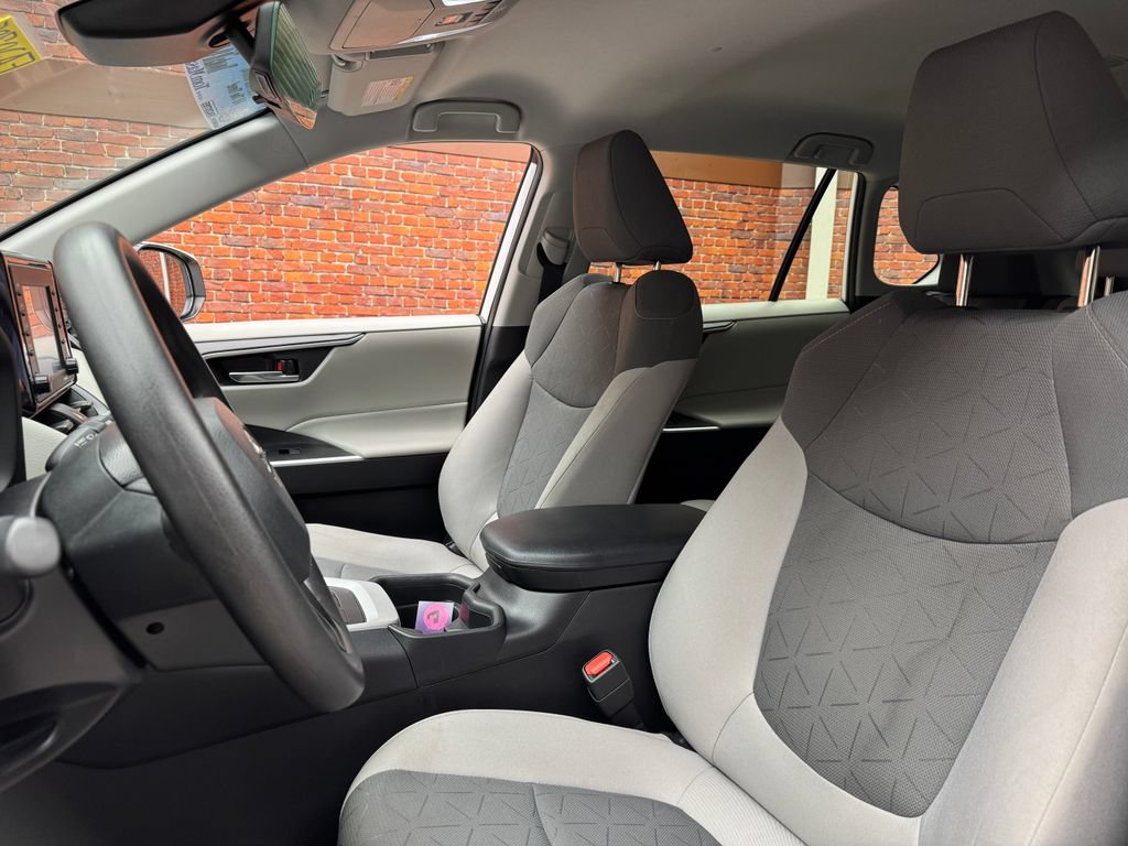 Used 2021 Toyota RAV4 XLE FWD image 22
