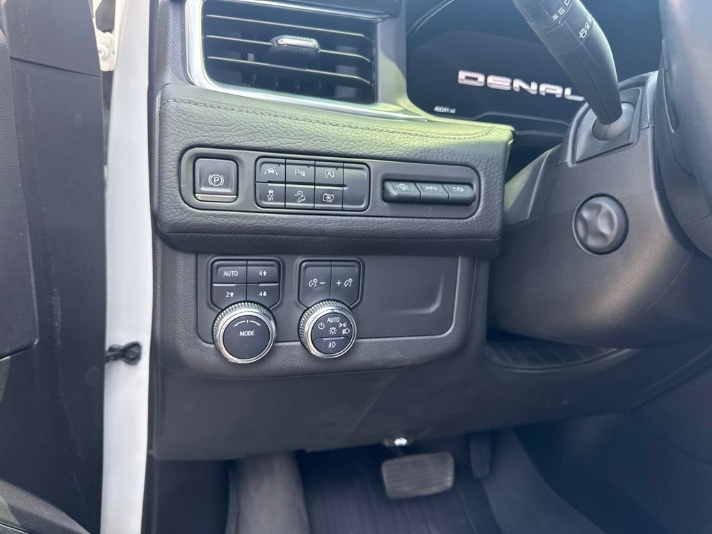Used 2023 GMC Yukon XL Denali AWD/4WD image 9