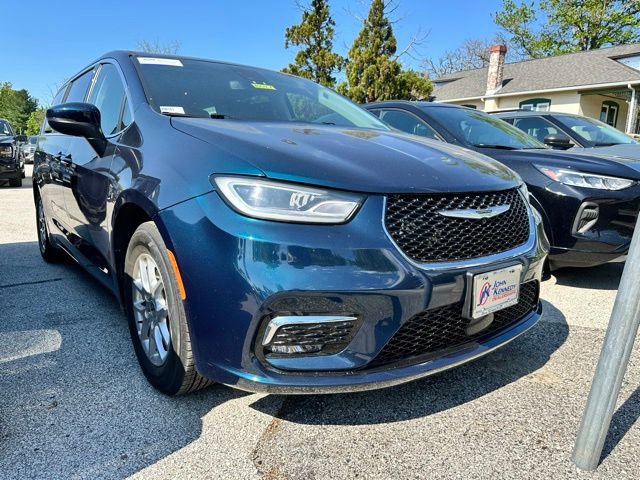 Used 2023 Chrysler Pacifica Touring-L FWD image 10