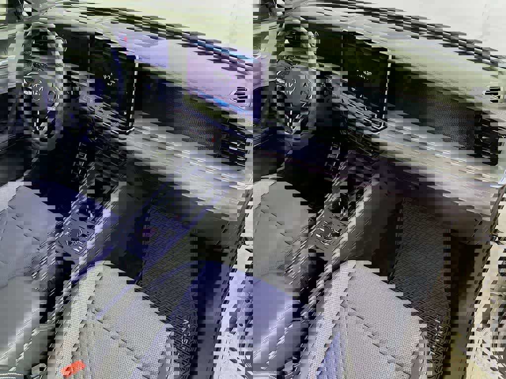 Used 2025 Volkswagen Tiguan SE R-Line image 32