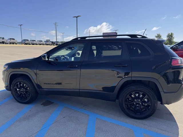 Used 2023 Jeep Cherokee Altitude Lux image 2