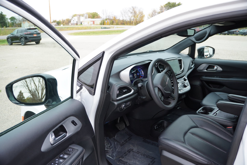 Used 2024 Chrysler Pacifica Limited FWD image 15