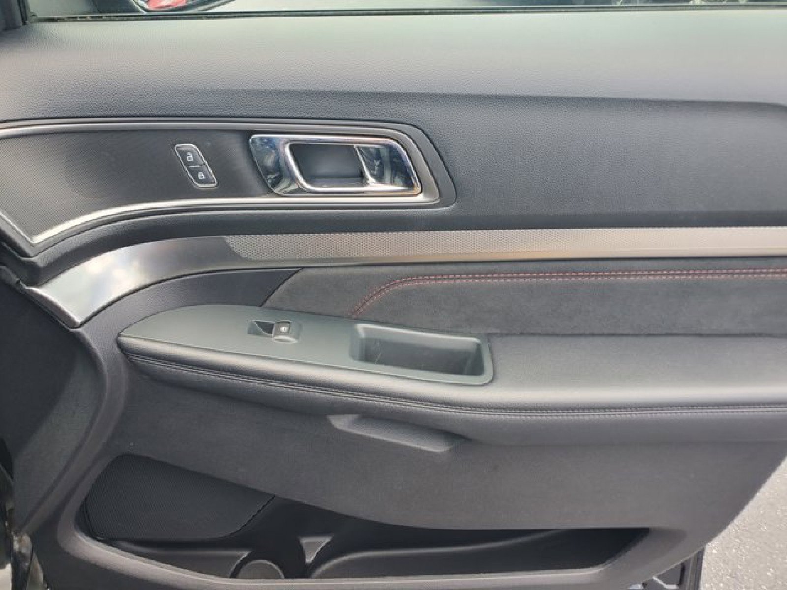 Certified 2019 Ford Explorer XLT w/ Equipment Group 202A FWD image 34