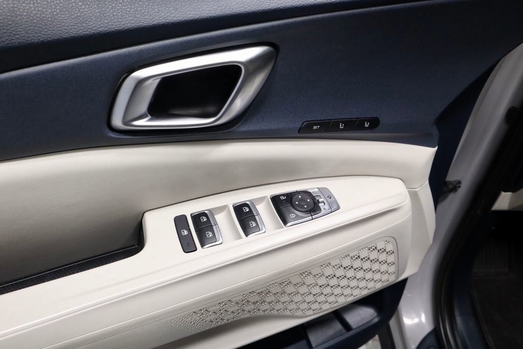 Used 2025 Kia Carnival EX image 25