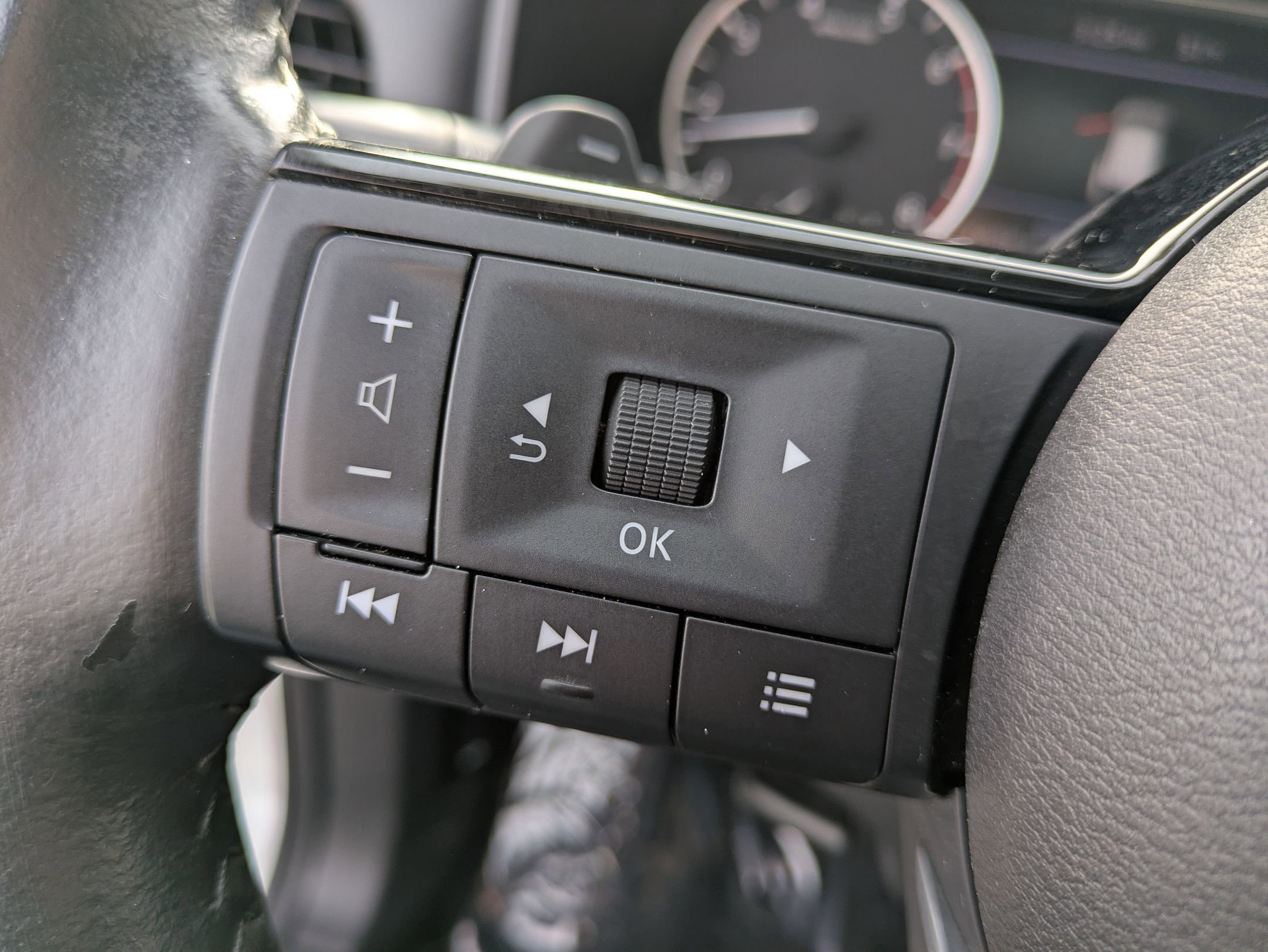 Used 2022 Nissan Rogue SV w/ SV Premium Package image 16